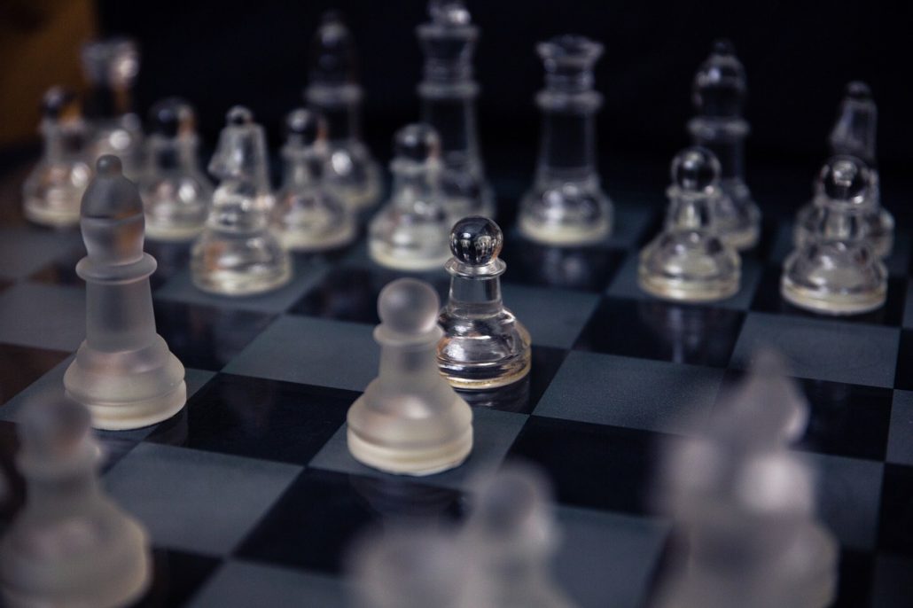 ▷ The Chess Piece and the chessboard. An Introduction