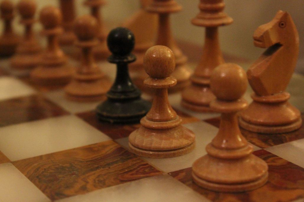 ▷ The Chess Piece and the chessboard. An Introduction