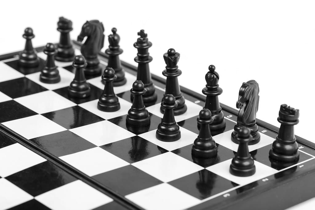 ▷ The Chess Piece and the chessboard. An Introduction