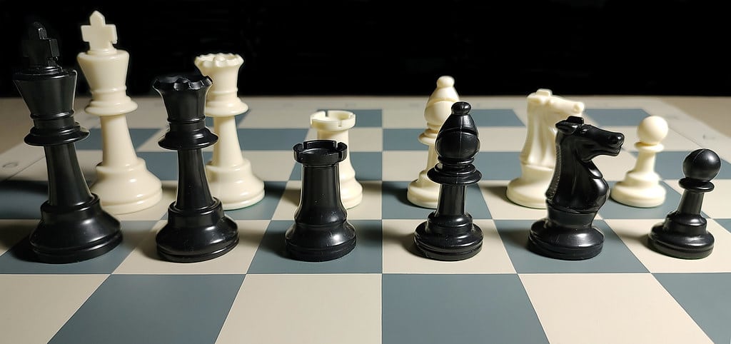 ▷ Chess pieces: Know how to move the 5 pieces of this great game.