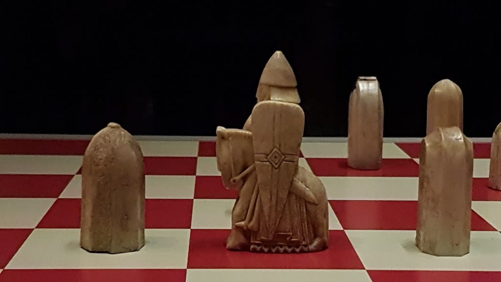 Game of thrones chess set: The #1 fantasy chess set for fans. 2 Why are there 4 Queens in a chess set?