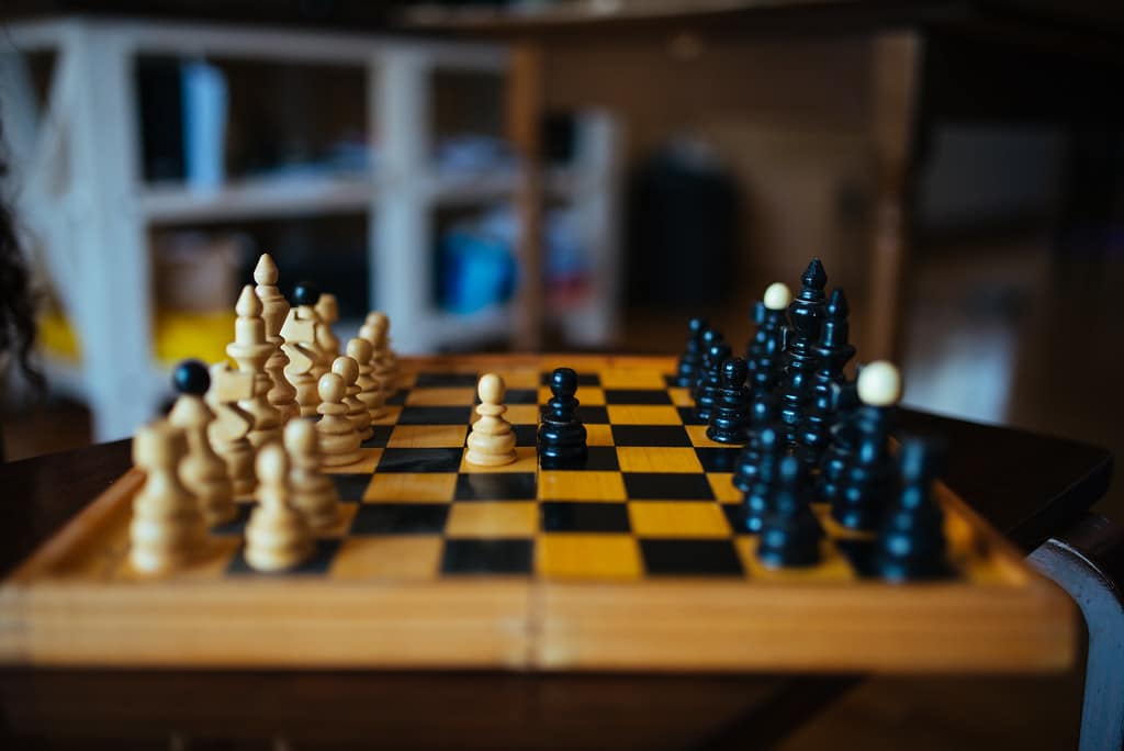 How do you play a chess game for beginners?