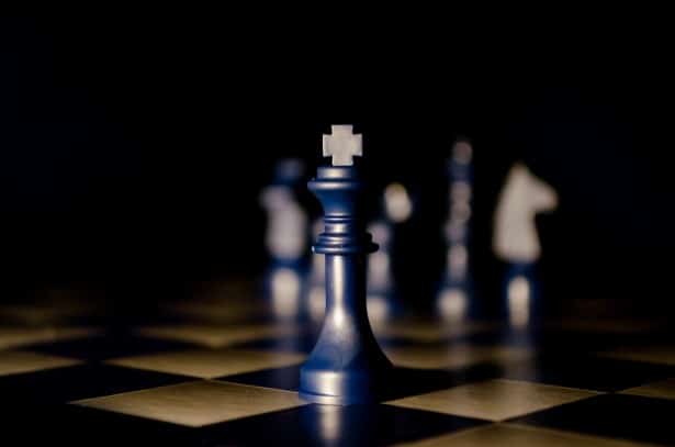 Can king move 2 steps in chess?