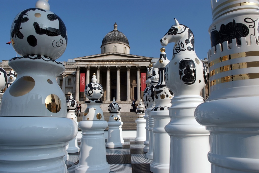 How do you play the London chess opening?