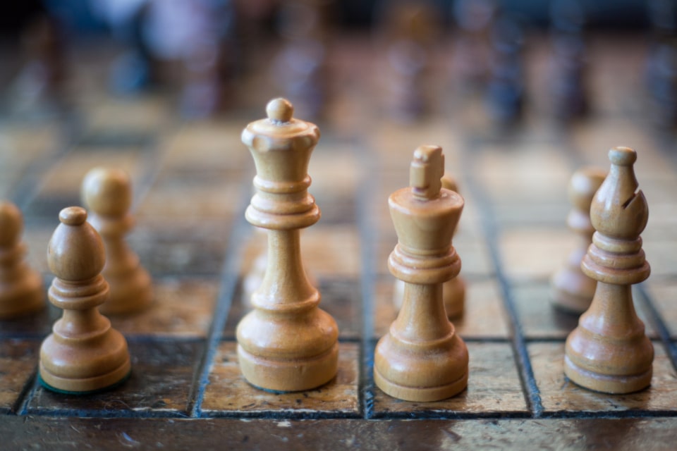 Can I play chess against Google?